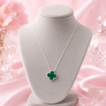 Collar con dije tipo trébol en tono verde