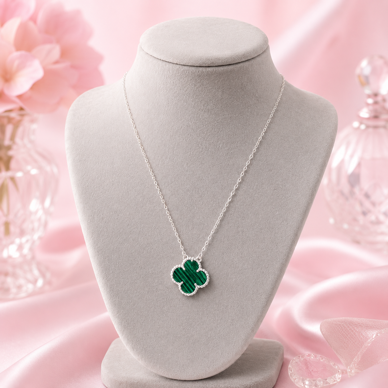 Collar con dije tipo trébol en tono verde