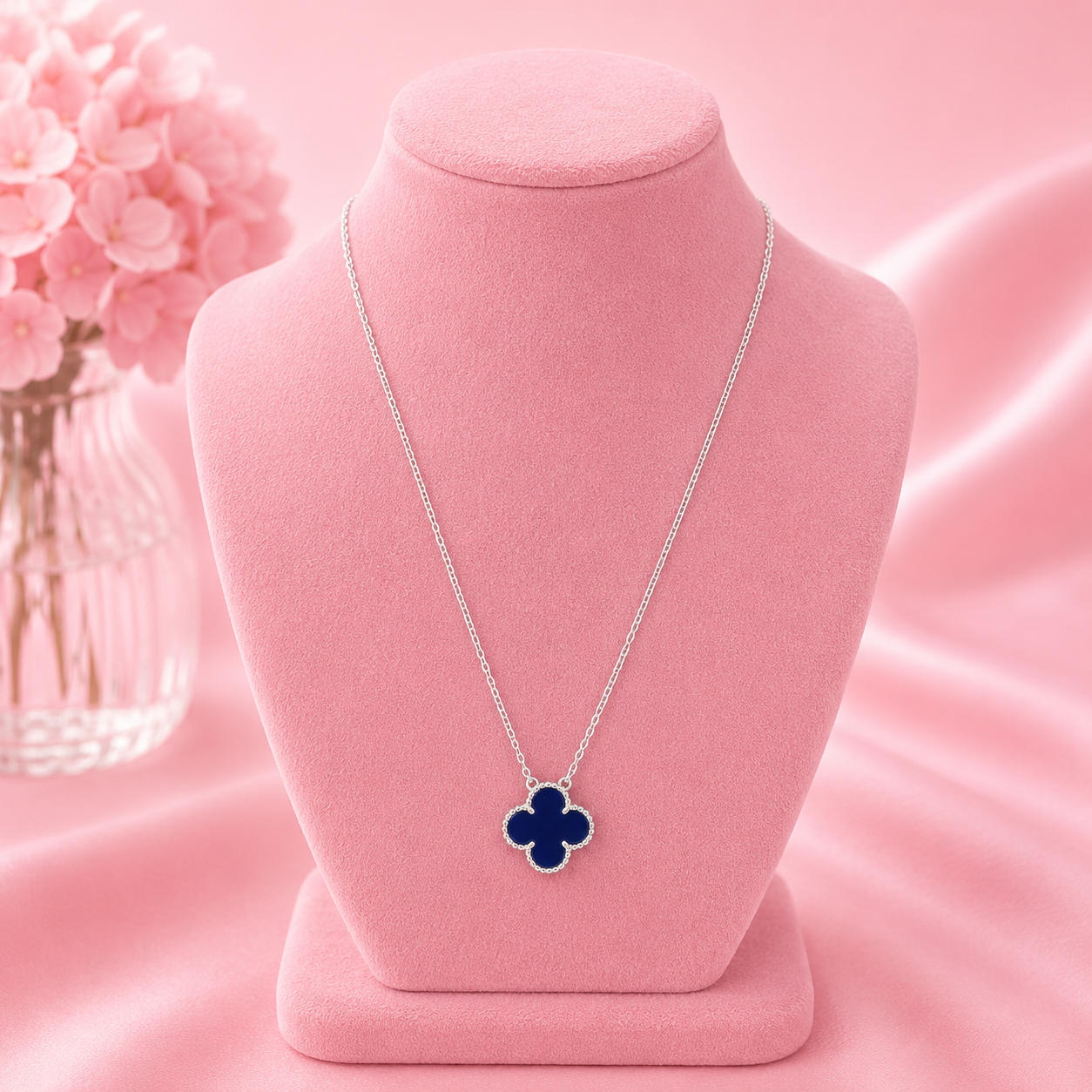 Collar con Dije Trébol en Tono Azul Intenso