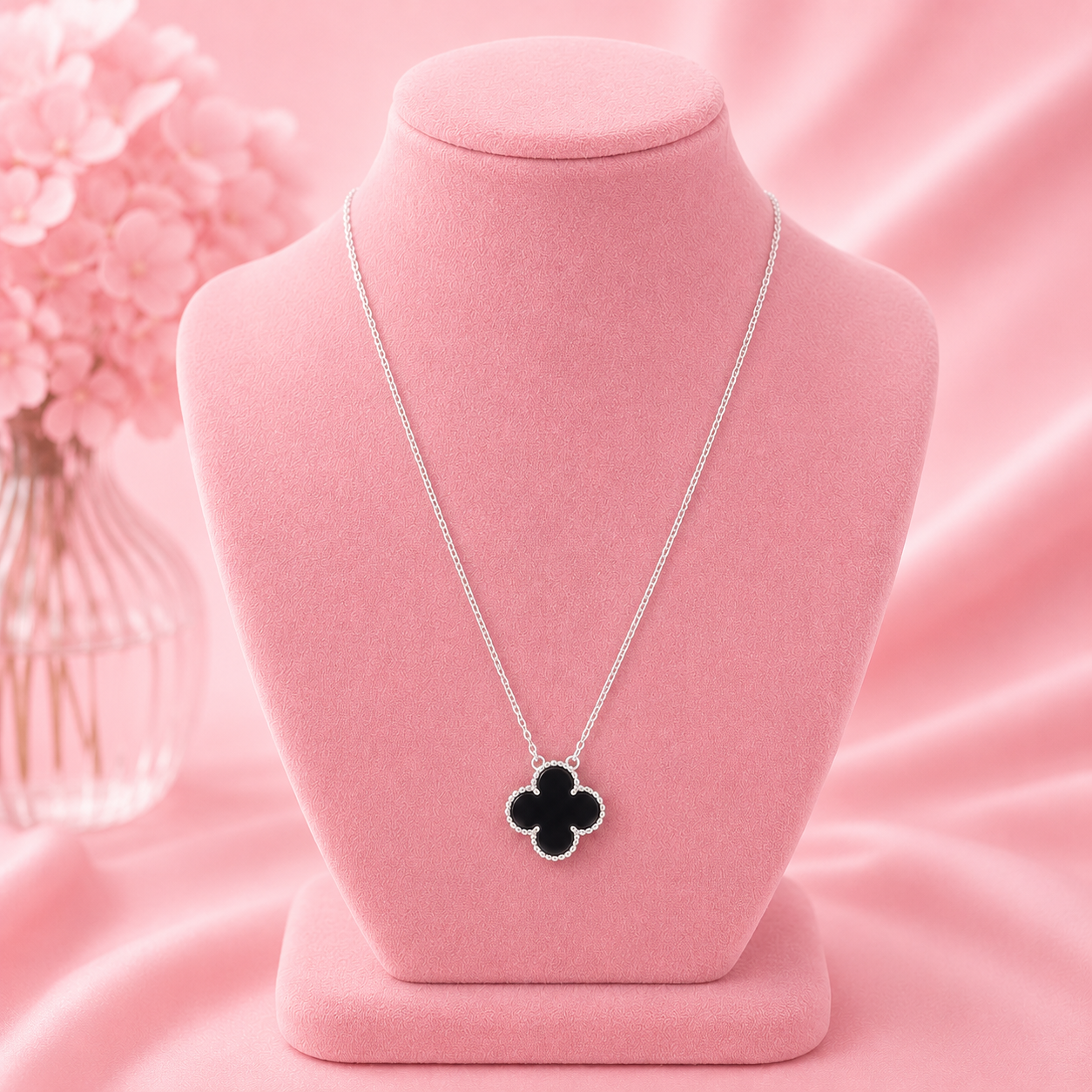 Collar con Dije Trébol en Tono Negro